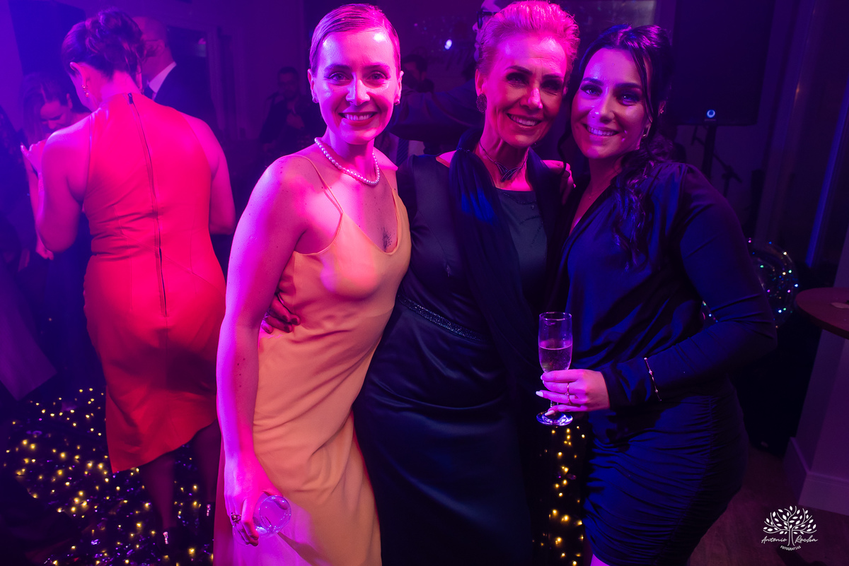 cliques 15 anos - festa de debutante - ensaio pré-festa - Quinta Dom Manuel - Essence Beauty - valsa com o pai - dança com as amigas - pista de dança - confetes coloridos - parabéns 15 anos - fotografia de debutante - Antonio Rocha Fotografias - Pelotas