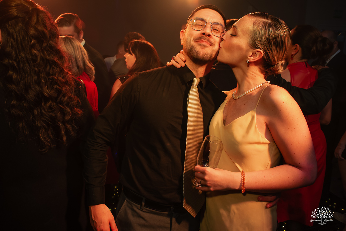 cliques 15 anos - festa de debutante - ensaio pré-festa - Quinta Dom Manuel - Essence Beauty - valsa com o pai - dança com as amigas - pista de dança - confetes coloridos - parabéns 15 anos - fotografia de debutante - Antonio Rocha Fotografias - Pelotas