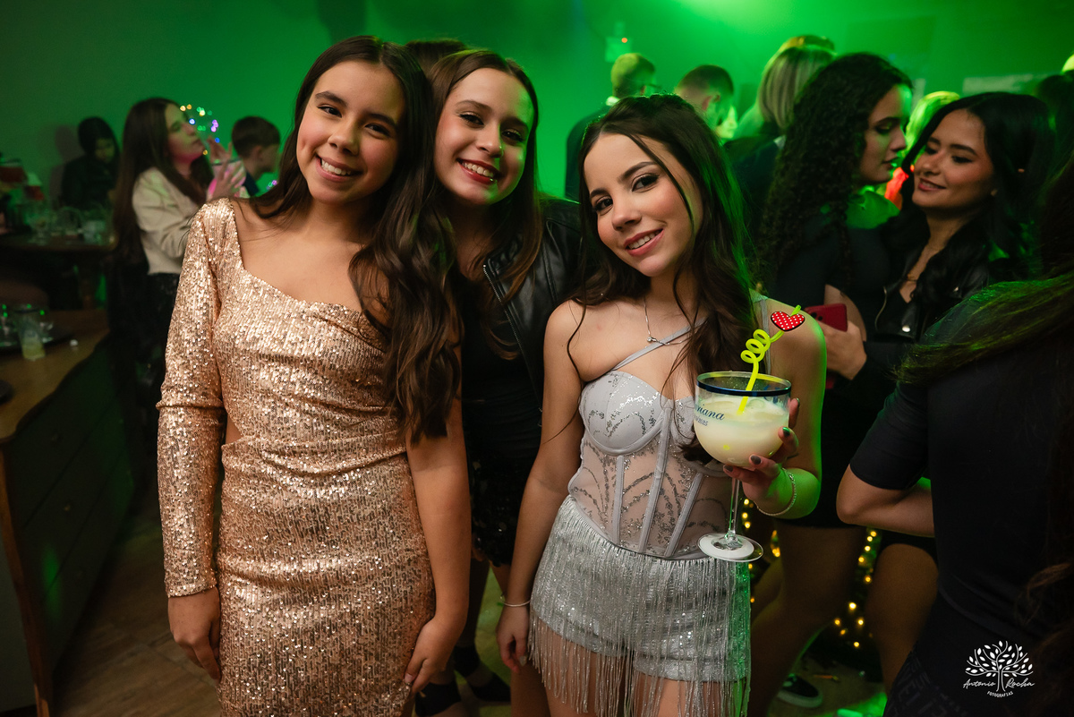 cliques 15 anos - festa de debutante - ensaio pré-festa - Quinta Dom Manuel - Essence Beauty - valsa com o pai - dança com as amigas - pista de dança - confetes coloridos - parabéns 15 anos - fotografia de debutante - Antonio Rocha Fotografias - Pelotas