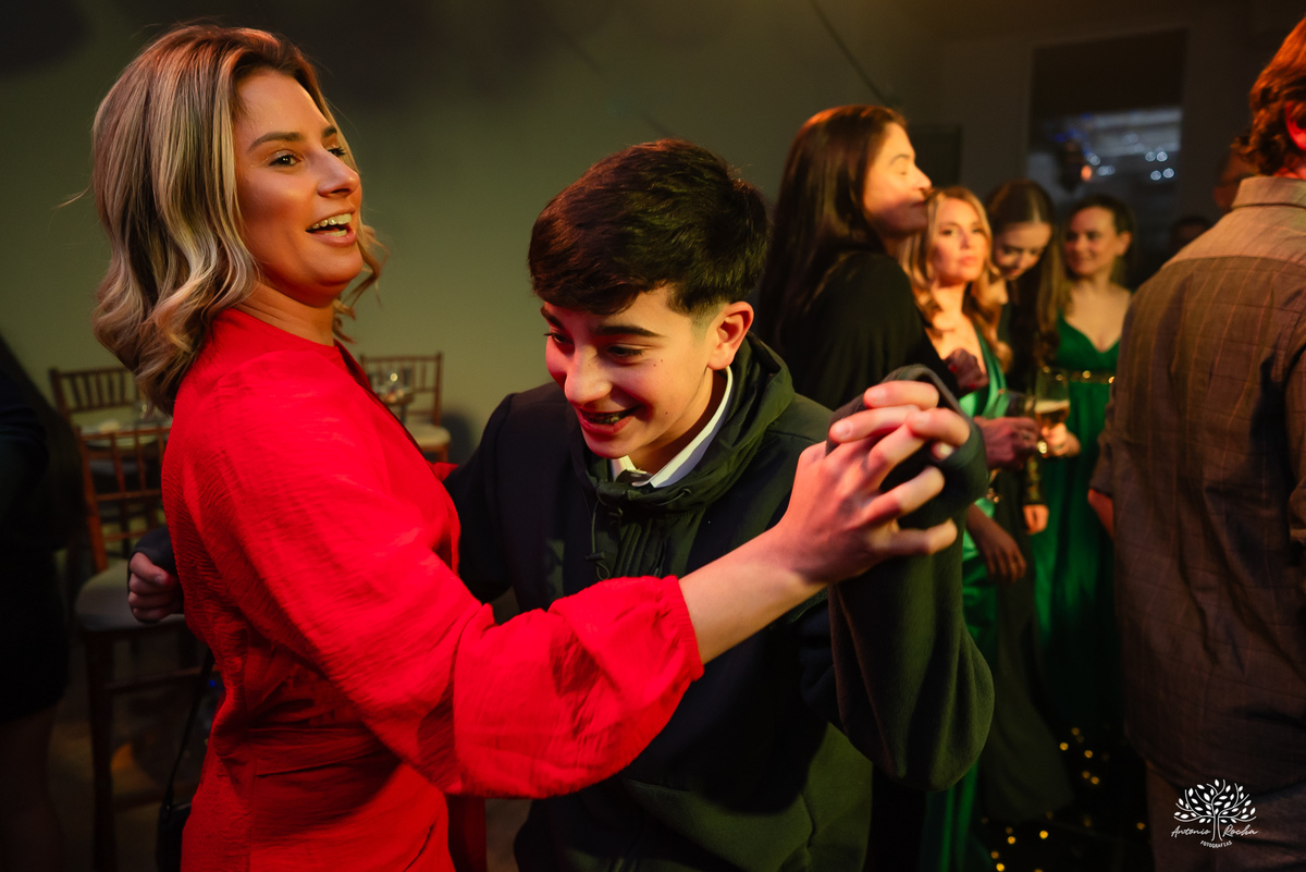 cliques 15 anos - festa de debutante - ensaio pré-festa - Quinta Dom Manuel - Essence Beauty - valsa com o pai - dança com as amigas - pista de dança - confetes coloridos - parabéns 15 anos - fotografia de debutante - Antonio Rocha Fotografias - Pelotas