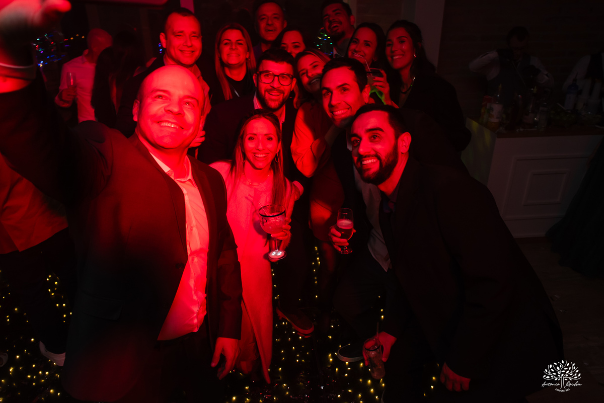 cliques 15 anos - festa de debutante - ensaio pré-festa - Quinta Dom Manuel - Essence Beauty - valsa com o pai - dança com as amigas - pista de dança - confetes coloridos - parabéns 15 anos - fotografia de debutante - Antonio Rocha Fotografias - Pelotas