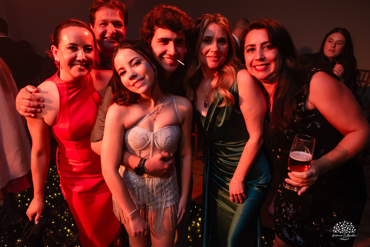 cliques 15 anos - festa de debutante - ensaio pré-festa - Quinta Dom Manuel - Essence Beauty - valsa com o pai - dança com as amigas - pista de dança - confetes coloridos - parabéns 15 anos - fotografia de debutante - Antonio Rocha Fotografias - Pelotas