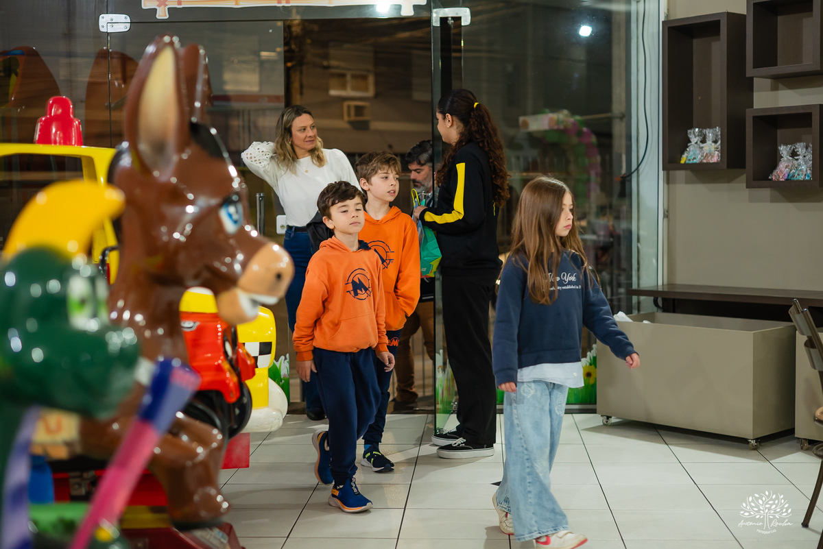 aniversário infantil - fotografia de festa - fotografia espontânea – Show do parabéns - tirolesa - barco vick - torre de aventuras - fotografia de crianças - lembranças de família - festa tema capivara - Pelotas - Antonio Rocha Fotografias - tio guigui