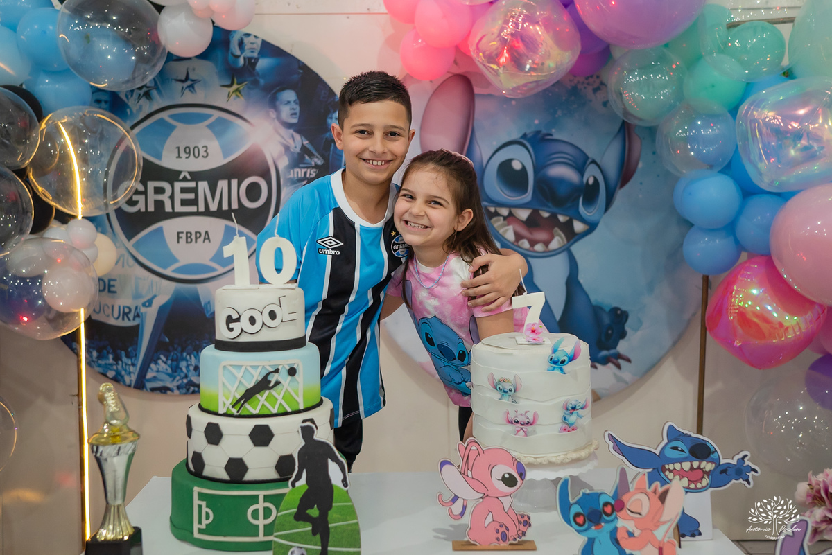 fotografia infantil - festa dupla - aniversário infantil - fotógrafo em Pelotas - Antonio Rocha Fotografias - ensaio infantil - festa temática - Stitch - futebol - Meu Herói - Leão - Angel - Grêmio - Quadra de Futebol - Pintura Facial - Arte Riso - irmãos