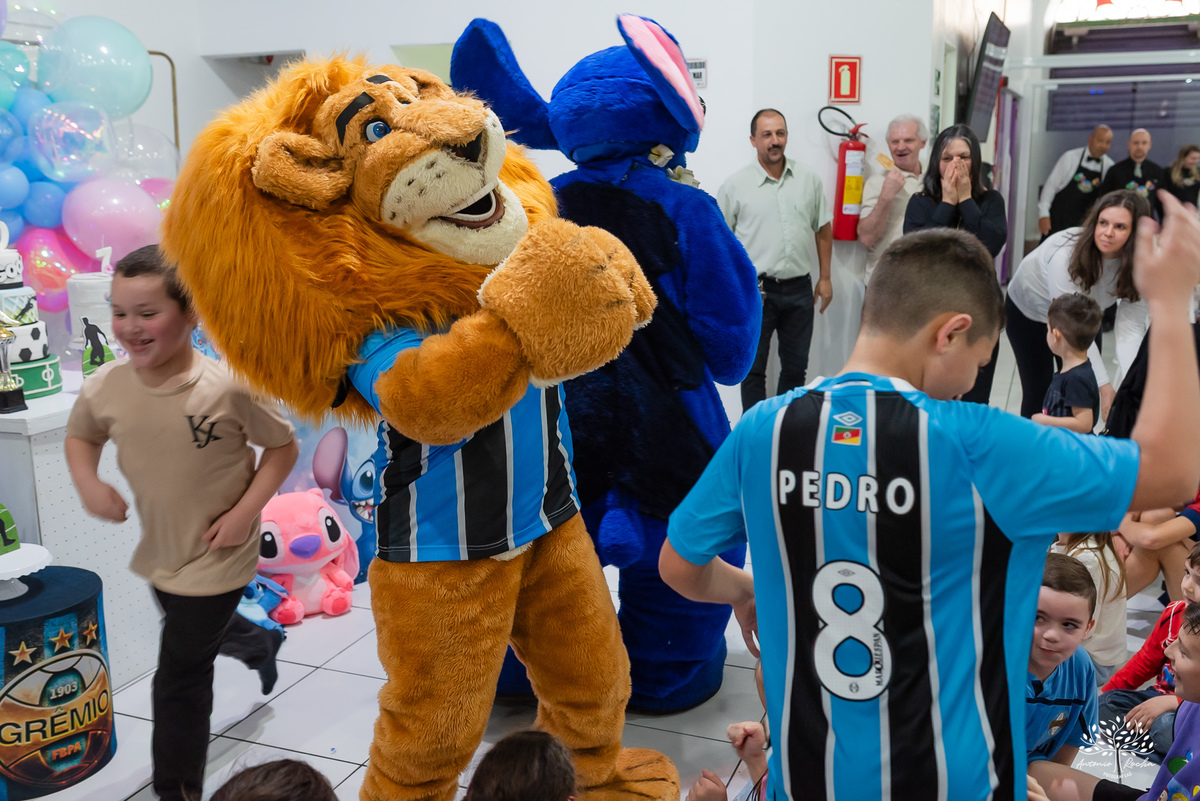 fotografia infantil - festa dupla - aniversário infantil - fotógrafo em Pelotas - Antonio Rocha Fotografias - ensaio infantil - festa temática - Stitch - futebol - Meu Herói - Leão - Angel - Grêmio - Quadra de Futebol - Pintura Facial - Arte Riso - irmãos