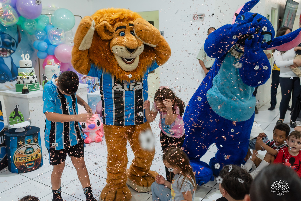 fotografia infantil - festa dupla - aniversário infantil - fotógrafo em Pelotas - Antonio Rocha Fotografias - ensaio infantil - festa temática - Stitch - futebol - Meu Herói - Leão - Angel - Grêmio - Quadra de Futebol - Pintura Facial - Arte Riso - irmãos