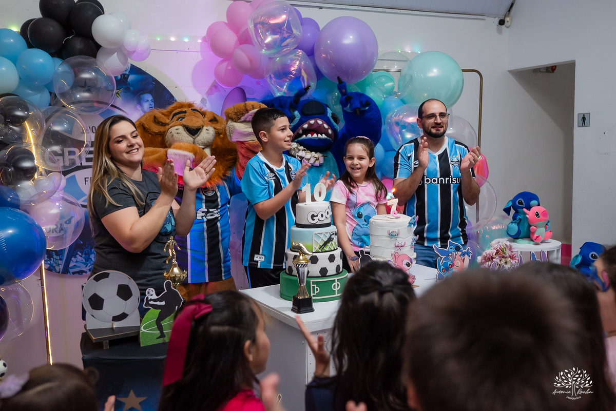 fotografia infantil - festa dupla - aniversário infantil - fotógrafo em Pelotas - Antonio Rocha Fotografias - ensaio infantil - festa temática - Stitch - futebol - Meu Herói - Leão - Angel - Grêmio - Quadra de Futebol - Pintura Facial - Arte Riso - irmãos