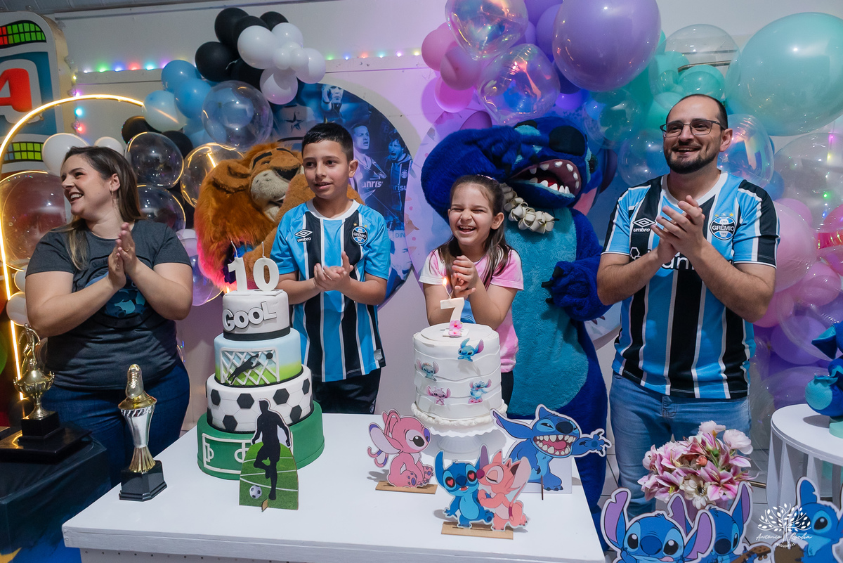 fotografia infantil - festa dupla - aniversário infantil - fotógrafo em Pelotas - Antonio Rocha Fotografias - ensaio infantil - festa temática - Stitch - futebol - Meu Herói - Leão - Angel - Grêmio - Quadra de Futebol - Pintura Facial - Arte Riso - irmãos