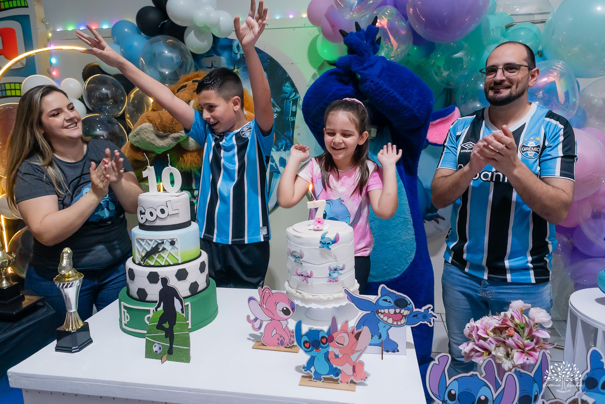 fotografia infantil - festa dupla - aniversário infantil - fotógrafo em Pelotas - Antonio Rocha Fotografias - ensaio infantil - festa temática - Stitch - futebol - Meu Herói - Leão - Angel - Grêmio - Quadra de Futebol - Pintura Facial - Arte Riso - irmãos