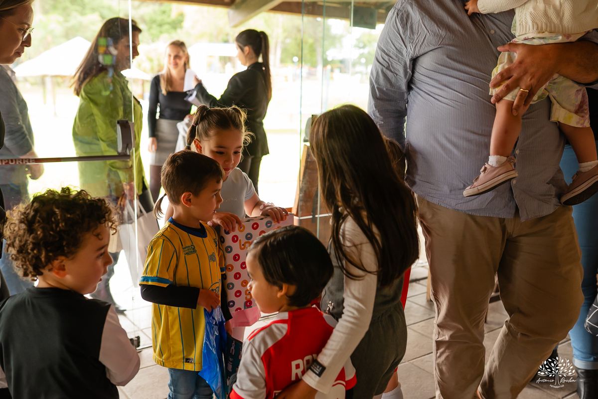 aniversário-infantil - irmãos - festa-dupla - fotografia-infantil - Pelotas - Clube-Dunas - Stitch - espontaneidade - Antonio-Rocha-Fotografias -Animadores - Recreação Pés Descalço - Música ao vivo - Cama Elástica - Balão Surpresa - Personalizados - Bolo
