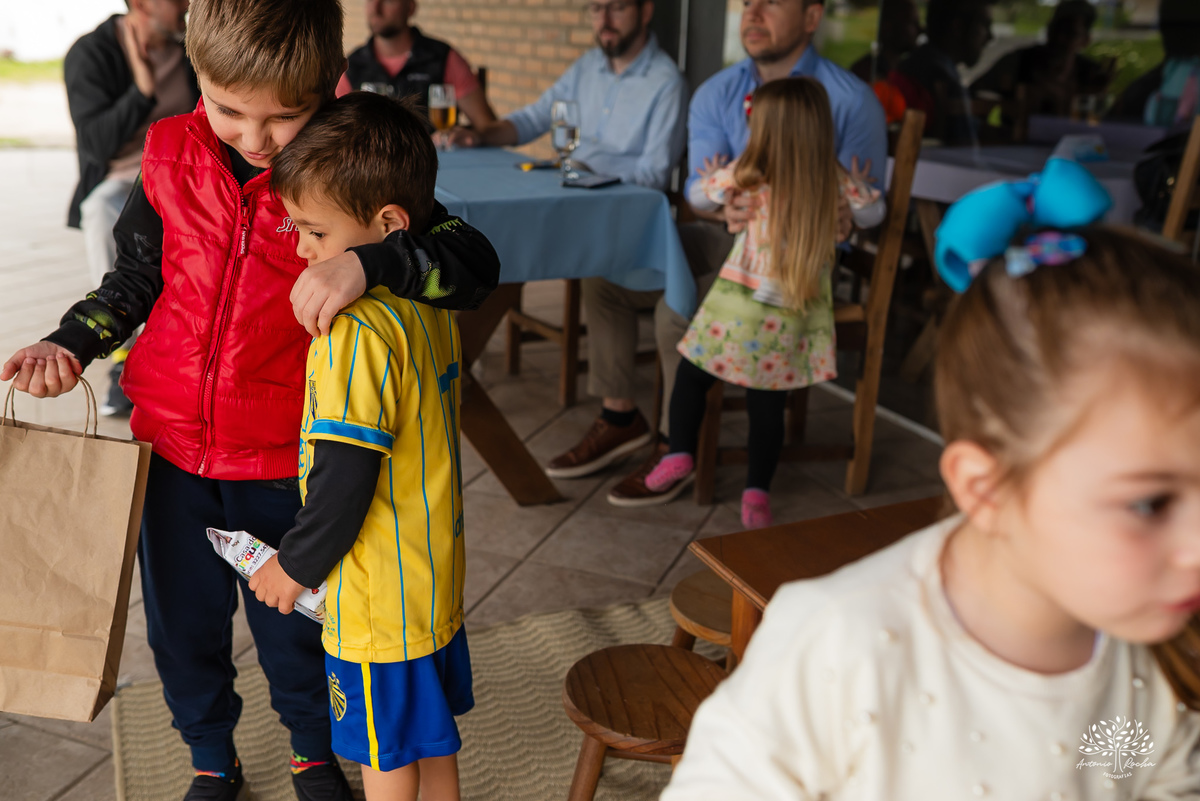 aniversário-infantil - irmãos - festa-dupla - fotografia-infantil - Pelotas - Clube-Dunas - Stitch - espontaneidade - Antonio-Rocha-Fotografias -Animadores - Recreação Pés Descalço - Música ao vivo - Cama Elástica - Balão Surpresa - Personalizados - Bolo