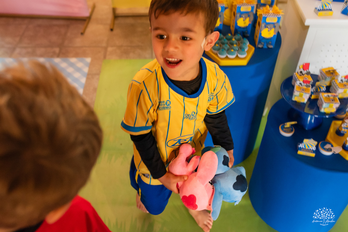 aniversário-infantil - irmãos - festa-dupla - fotografia-infantil - Pelotas - Clube-Dunas - Stitch - espontaneidade - Antonio-Rocha-Fotografias -Animadores - Recreação Pés Descalço - Música ao vivo - Cama Elástica - Balão Surpresa - Personalizados - Bolo
