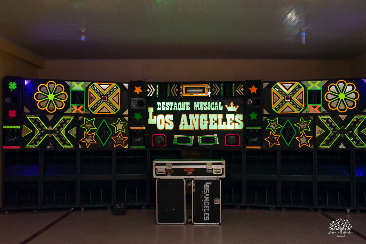 40 anos - festa retrô - discoteca anos 80 - fotografia de eventos e aniversários - fotógrafo em Pelotas - festa temática - pista de dança - luzes coloridas - bola espelhada - música clássica - nostalgia - registros fotográficos - Antonio Rocha Fotografias