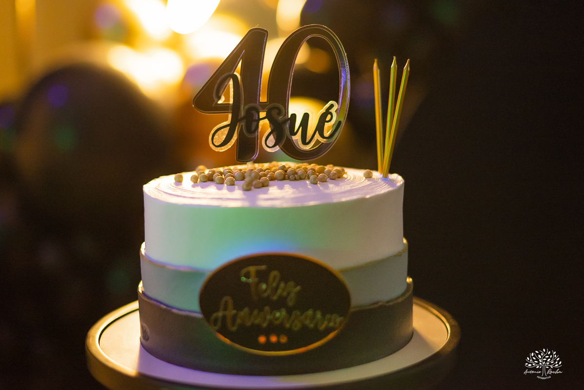 40 anos - festa retrô - discoteca anos 80 - fotografia de eventos e aniversários - fotógrafo em Pelotas - festa temática - pista de dança - luzes coloridas - bola espelhada - música clássica - nostalgia - registros fotográficos - Antonio Rocha Fotografias