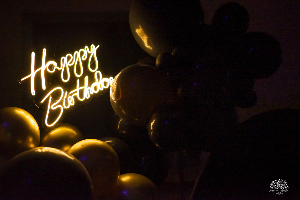 40 anos - festa retrô - discoteca anos 80 - fotografia de eventos e aniversários - fotógrafo em Pelotas - festa temática - pista de dança - luzes coloridas - bola espelhada - música clássica - nostalgia - registros fotográficos - Antonio Rocha Fotografias