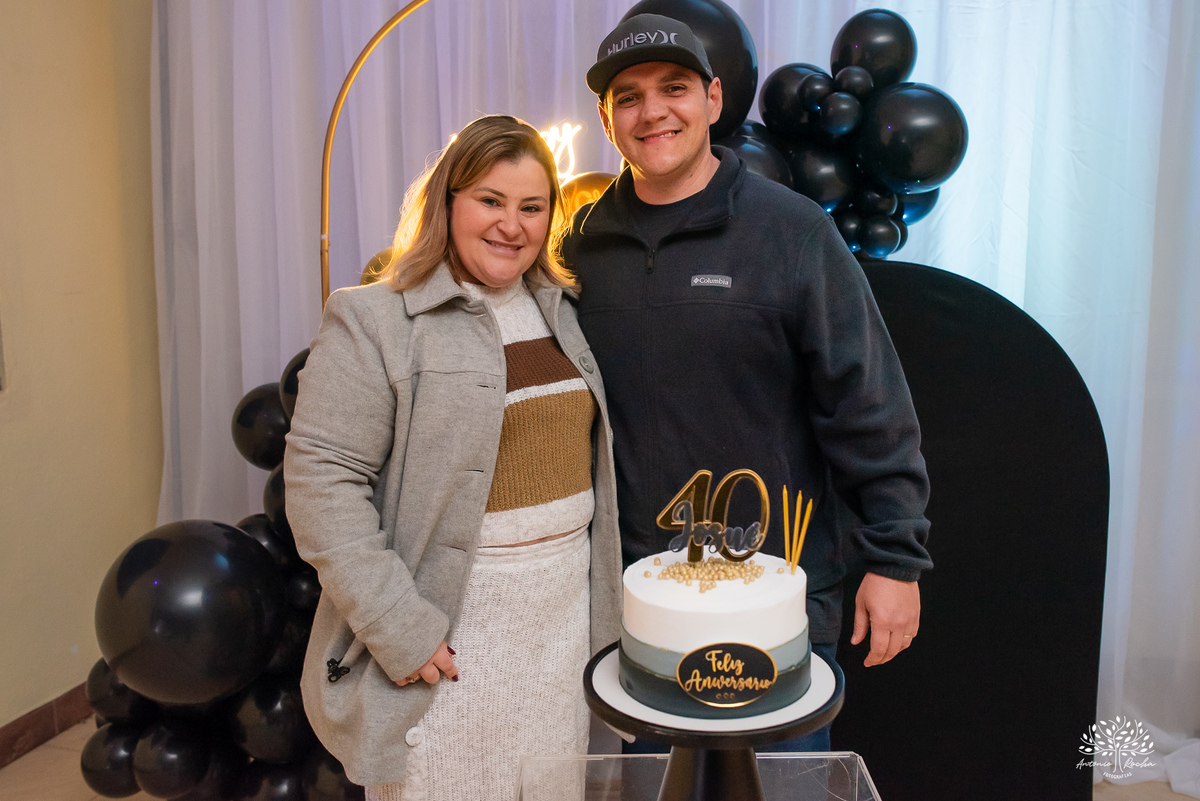 40 anos - festa retrô - discoteca anos 80 - fotografia de eventos e aniversários - fotógrafo em Pelotas - festa temática - pista de dança - luzes coloridas - bola espelhada - música clássica - nostalgia - registros fotográficos - Antonio Rocha Fotografias