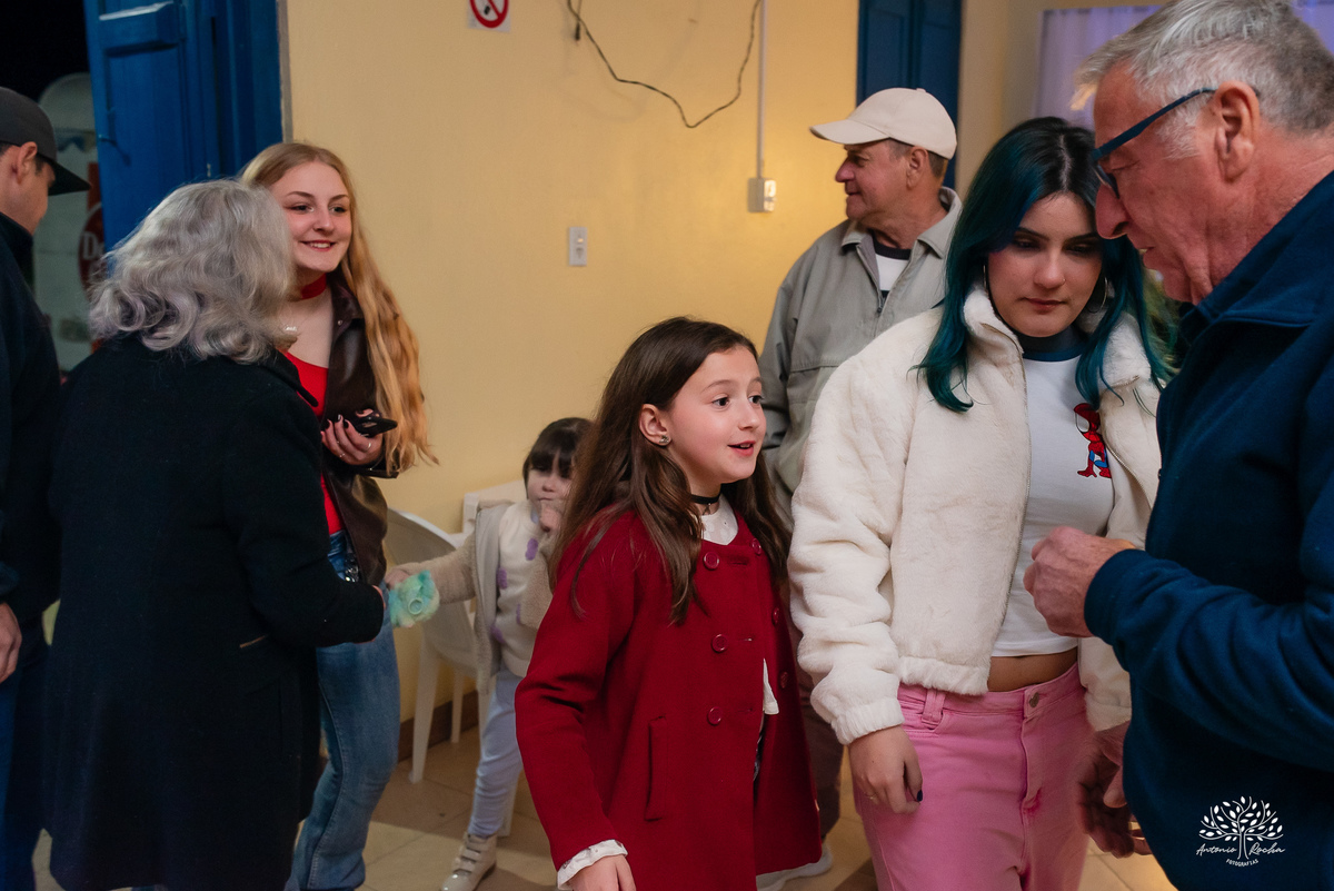 40 anos - festa retrô - discoteca anos 80 - fotografia de eventos e aniversários - fotógrafo em Pelotas - festa temática - pista de dança - luzes coloridas - bola espelhada - música clássica - nostalgia - registros fotográficos - Antonio Rocha Fotografias