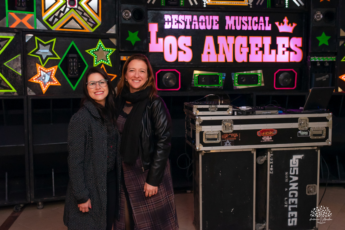 40 anos - festa retrô - discoteca anos 80 - fotografia de eventos e aniversários - fotógrafo em Pelotas - festa temática - pista de dança - luzes coloridas - bola espelhada - música clássica - nostalgia - registros fotográficos - Antonio Rocha Fotografias