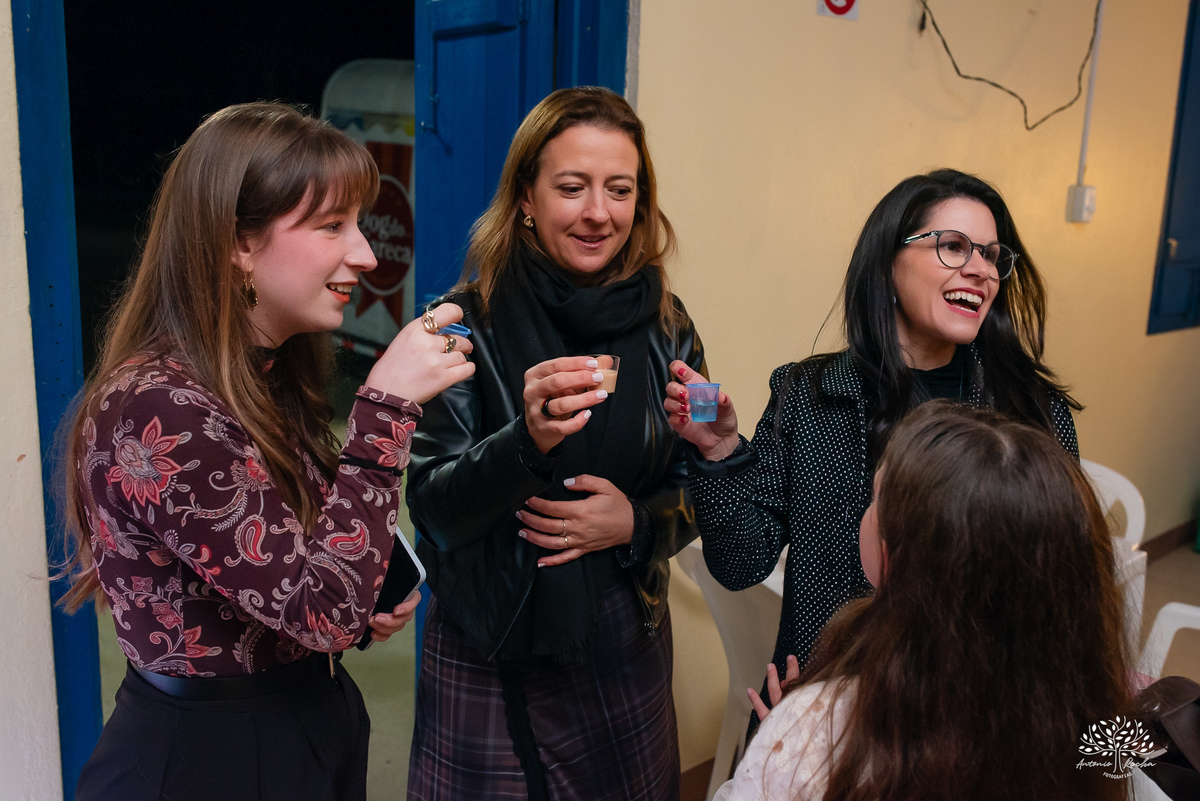 40 anos - festa retrô - discoteca anos 80 - fotografia de eventos e aniversários - fotógrafo em Pelotas - festa temática - pista de dança - luzes coloridas - bola espelhada - música clássica - nostalgia - registros fotográficos - Antonio Rocha Fotografias