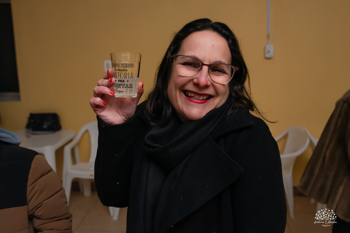 40 anos - festa retrô - discoteca anos 80 - fotografia de eventos e aniversários - fotógrafo em Pelotas - festa temática - pista de dança - luzes coloridas - bola espelhada - música clássica - nostalgia - registros fotográficos - Antonio Rocha Fotografias