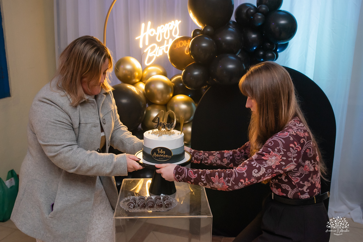 40 anos - festa retrô - discoteca anos 80 - fotografia de eventos e aniversários - fotógrafo em Pelotas - festa temática - pista de dança - luzes coloridas - bola espelhada - música clássica - nostalgia - registros fotográficos - Antonio Rocha Fotografias