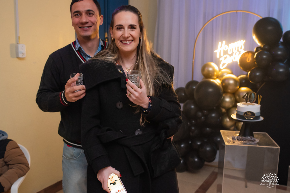40 anos - festa retrô - discoteca anos 80 - fotografia de eventos e aniversários - fotógrafo em Pelotas - festa temática - pista de dança - luzes coloridas - bola espelhada - música clássica - nostalgia - registros fotográficos - Antonio Rocha Fotografias
