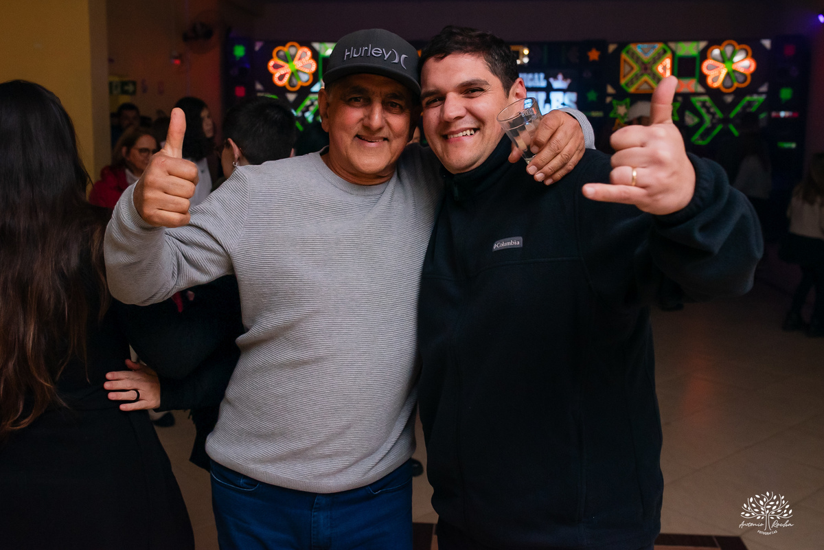 40 anos - festa retrô - discoteca anos 80 - fotografia de eventos e aniversários - fotógrafo em Pelotas - festa temática - pista de dança - luzes coloridas - bola espelhada - música clássica - nostalgia - registros fotográficos - Antonio Rocha Fotografias