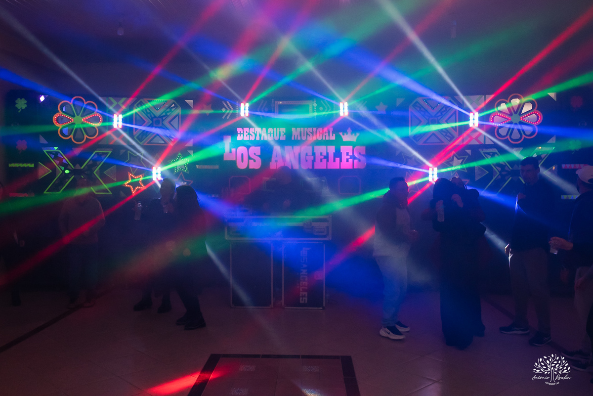 40 anos - festa retrô - discoteca anos 80 - fotografia de eventos e aniversários - fotógrafo em Pelotas - festa temática - pista de dança - luzes coloridas - bola espelhada - música clássica - nostalgia - registros fotográficos - Antonio Rocha Fotografias