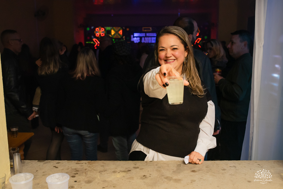 40 anos - festa retrô - discoteca anos 80 - fotografia de eventos e aniversários - fotógrafo em Pelotas - festa temática - pista de dança - luzes coloridas - bola espelhada - música clássica - nostalgia - registros fotográficos - Antonio Rocha Fotografias