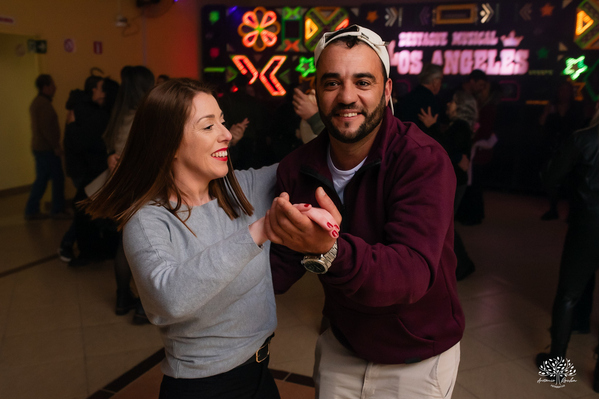 40 anos - festa retrô - discoteca anos 80 - fotografia de eventos e aniversários - fotógrafo em Pelotas - festa temática - pista de dança - luzes coloridas - bola espelhada - música clássica - nostalgia - registros fotográficos - Antonio Rocha Fotografias