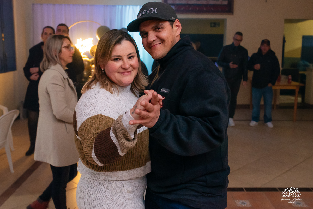 40 anos - festa retrô - discoteca anos 80 - fotografia de eventos e aniversários - fotógrafo em Pelotas - festa temática - pista de dança - luzes coloridas - bola espelhada - música clássica - nostalgia - registros fotográficos - Antonio Rocha Fotografias