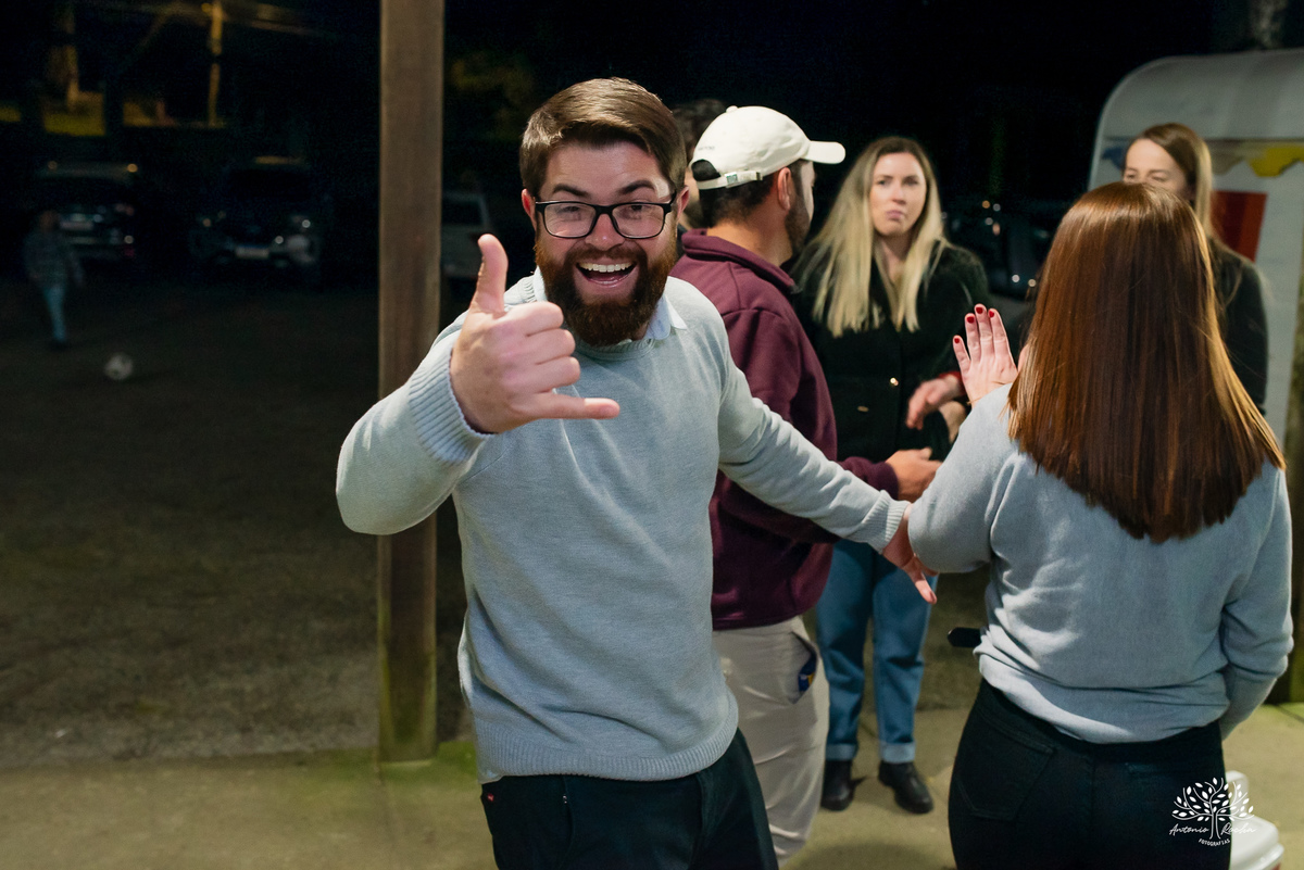 40 anos - festa retrô - discoteca anos 80 - fotografia de eventos e aniversários - fotógrafo em Pelotas - festa temática - pista de dança - luzes coloridas - bola espelhada - música clássica - nostalgia - registros fotográficos - Antonio Rocha Fotografias