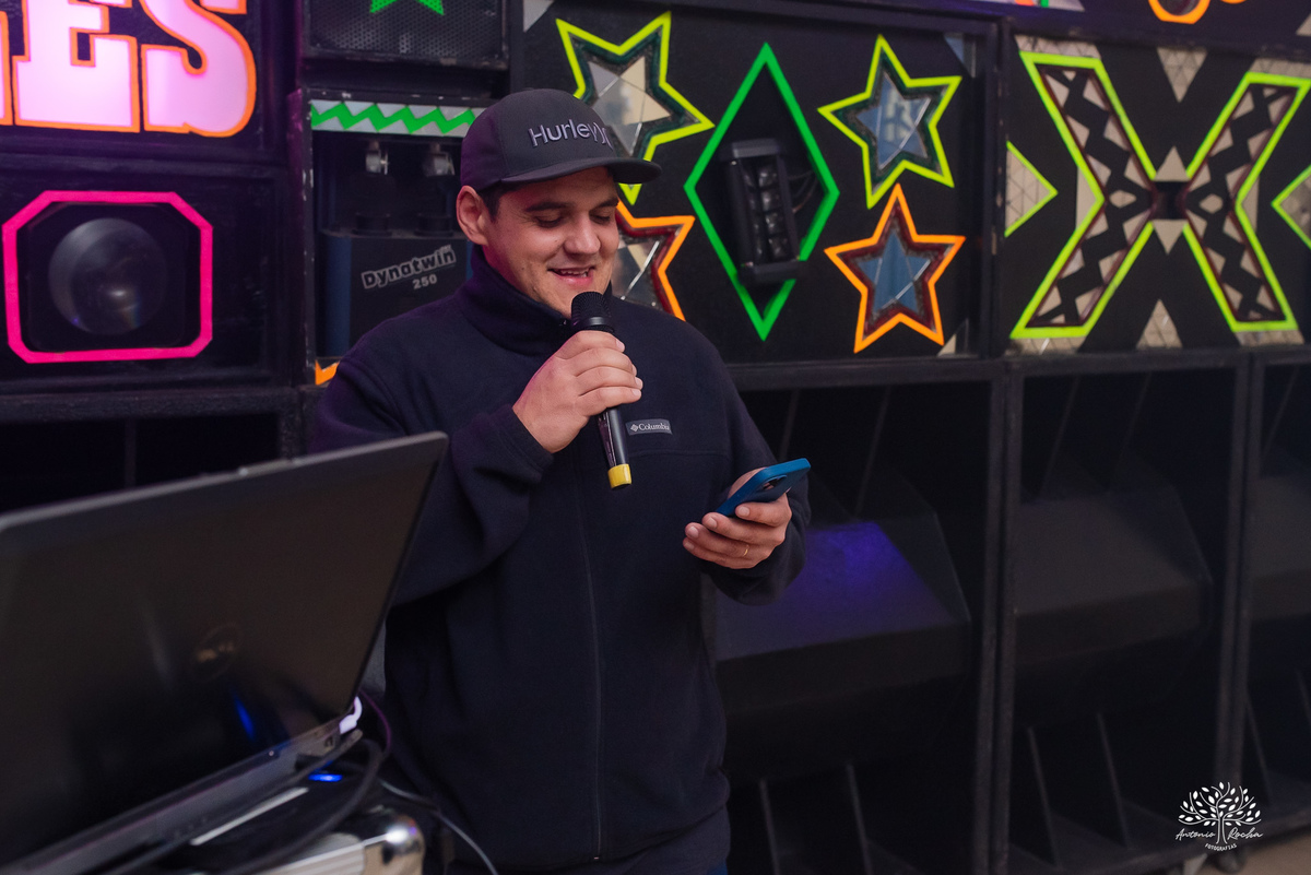 40 anos - festa retrô - discoteca anos 80 - fotografia de eventos e aniversários - fotógrafo em Pelotas - festa temática - pista de dança - luzes coloridas - bola espelhada - música clássica - nostalgia - registros fotográficos - Antonio Rocha Fotografias