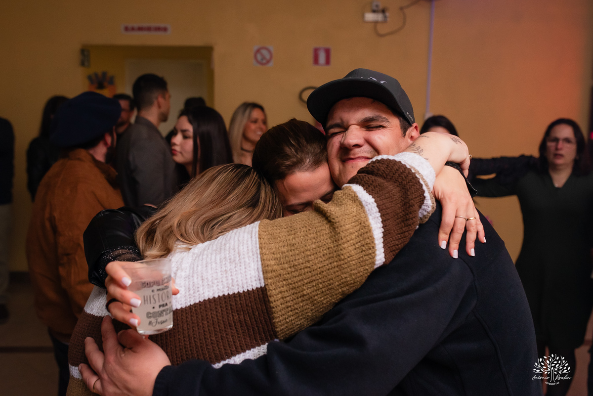 40 anos - festa retrô - discoteca anos 80 - fotografia de eventos e aniversários - fotógrafo em Pelotas - festa temática - pista de dança - luzes coloridas - bola espelhada - música clássica - nostalgia - registros fotográficos - Antonio Rocha Fotografias