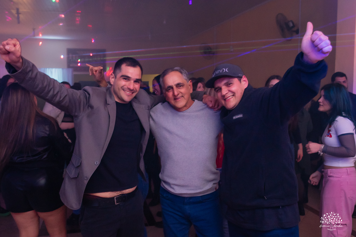 40 anos - festa retrô - discoteca anos 80 - fotografia de eventos e aniversários - fotógrafo em Pelotas - festa temática - pista de dança - luzes coloridas - bola espelhada - música clássica - nostalgia - registros fotográficos - Antonio Rocha Fotografias