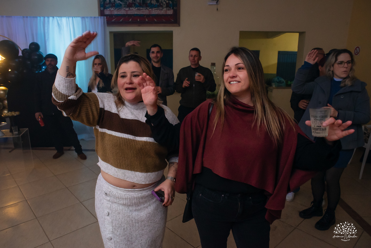 40 anos - festa retrô - discoteca anos 80 - fotografia de eventos e aniversários - fotógrafo em Pelotas - festa temática - pista de dança - luzes coloridas - bola espelhada - música clássica - nostalgia - registros fotográficos - Antonio Rocha Fotografias