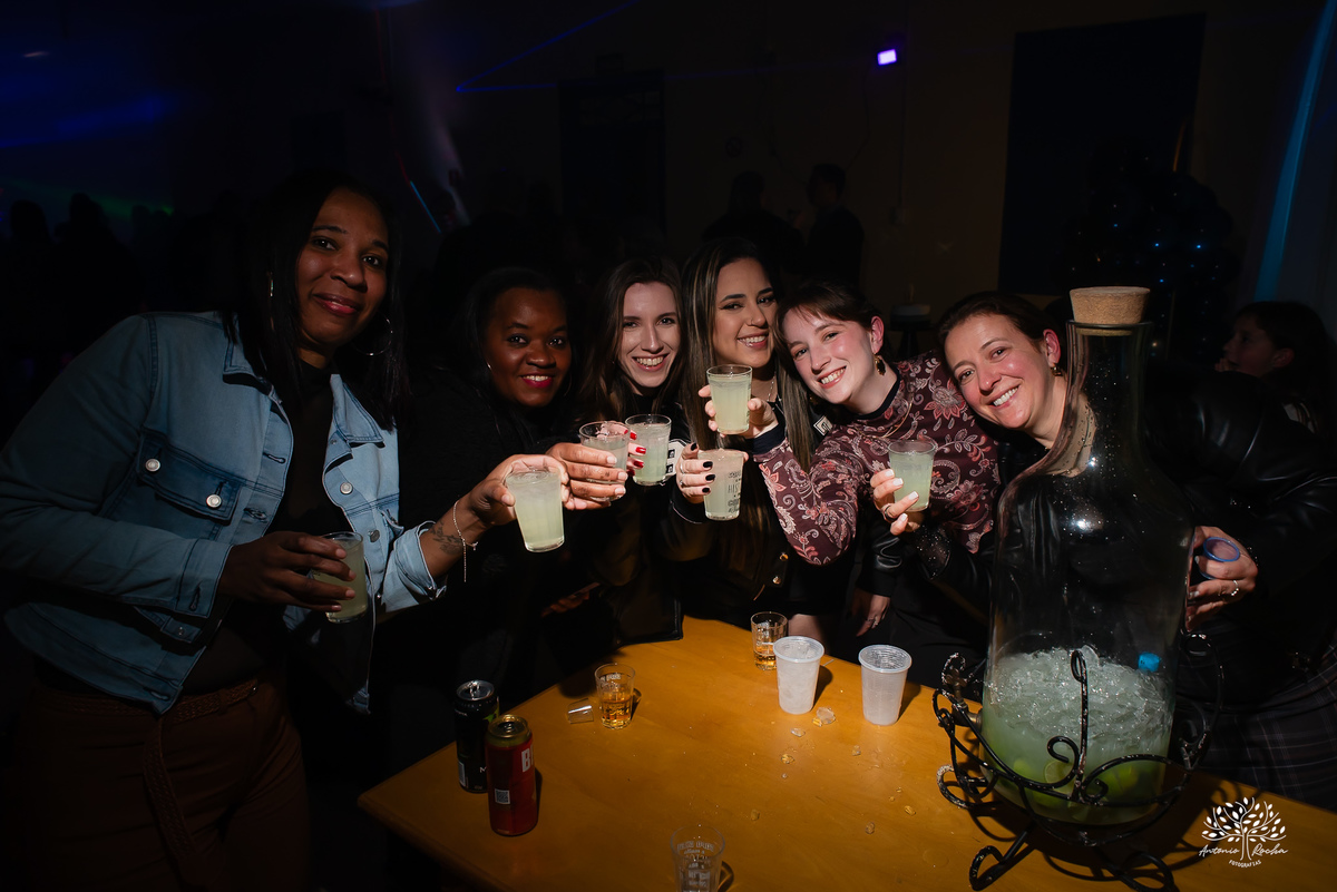 40 anos - festa retrô - discoteca anos 80 - fotografia de eventos e aniversários - fotógrafo em Pelotas - festa temática - pista de dança - luzes coloridas - bola espelhada - música clássica - nostalgia - registros fotográficos - Antonio Rocha Fotografias