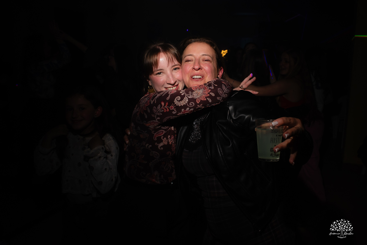 40 anos - festa retrô - discoteca anos 80 - fotografia de eventos e aniversários - fotógrafo em Pelotas - festa temática - pista de dança - luzes coloridas - bola espelhada - música clássica - nostalgia - registros fotográficos - Antonio Rocha Fotografias