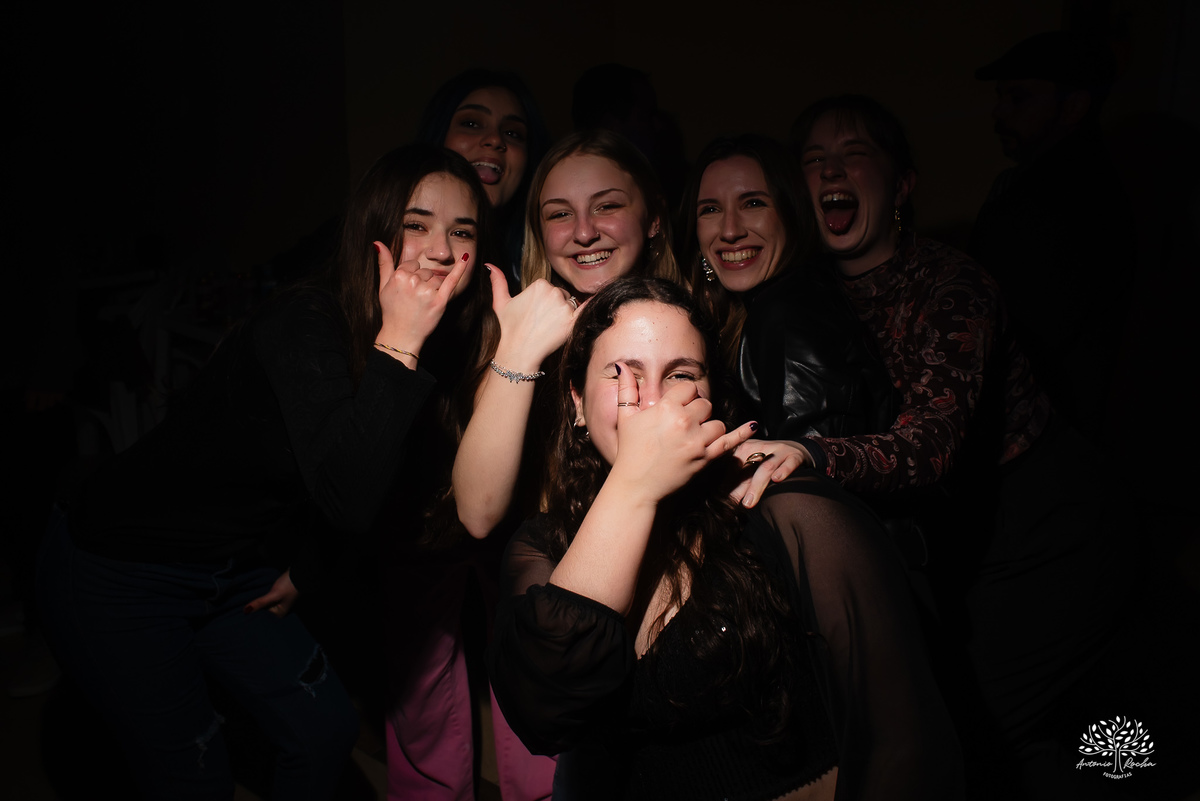 40 anos - festa retrô - discoteca anos 80 - fotografia de eventos e aniversários - fotógrafo em Pelotas - festa temática - pista de dança - luzes coloridas - bola espelhada - música clássica - nostalgia - registros fotográficos - Antonio Rocha Fotografias