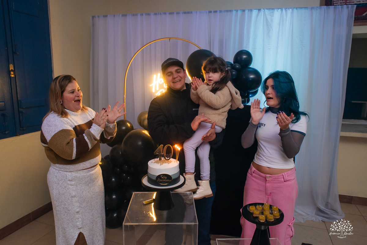 40 anos - festa retrô - discoteca anos 80 - fotografia de eventos e aniversários - fotógrafo em Pelotas - festa temática - pista de dança - luzes coloridas - bola espelhada - música clássica - nostalgia - registros fotográficos - Antonio Rocha Fotografias