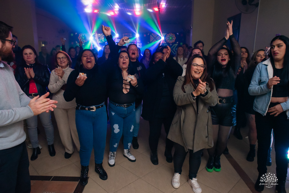 40 anos - festa retrô - discoteca anos 80 - fotografia de eventos e aniversários - fotógrafo em Pelotas - festa temática - pista de dança - luzes coloridas - bola espelhada - música clássica - nostalgia - registros fotográficos - Antonio Rocha Fotografias