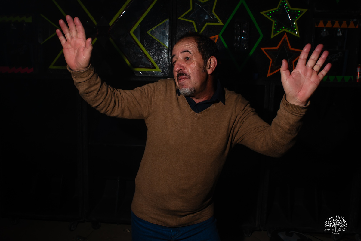 40 anos - festa retrô - discoteca anos 80 - fotografia de eventos e aniversários - fotógrafo em Pelotas - festa temática - pista de dança - luzes coloridas - bola espelhada - música clássica - nostalgia - registros fotográficos - Antonio Rocha Fotografias
