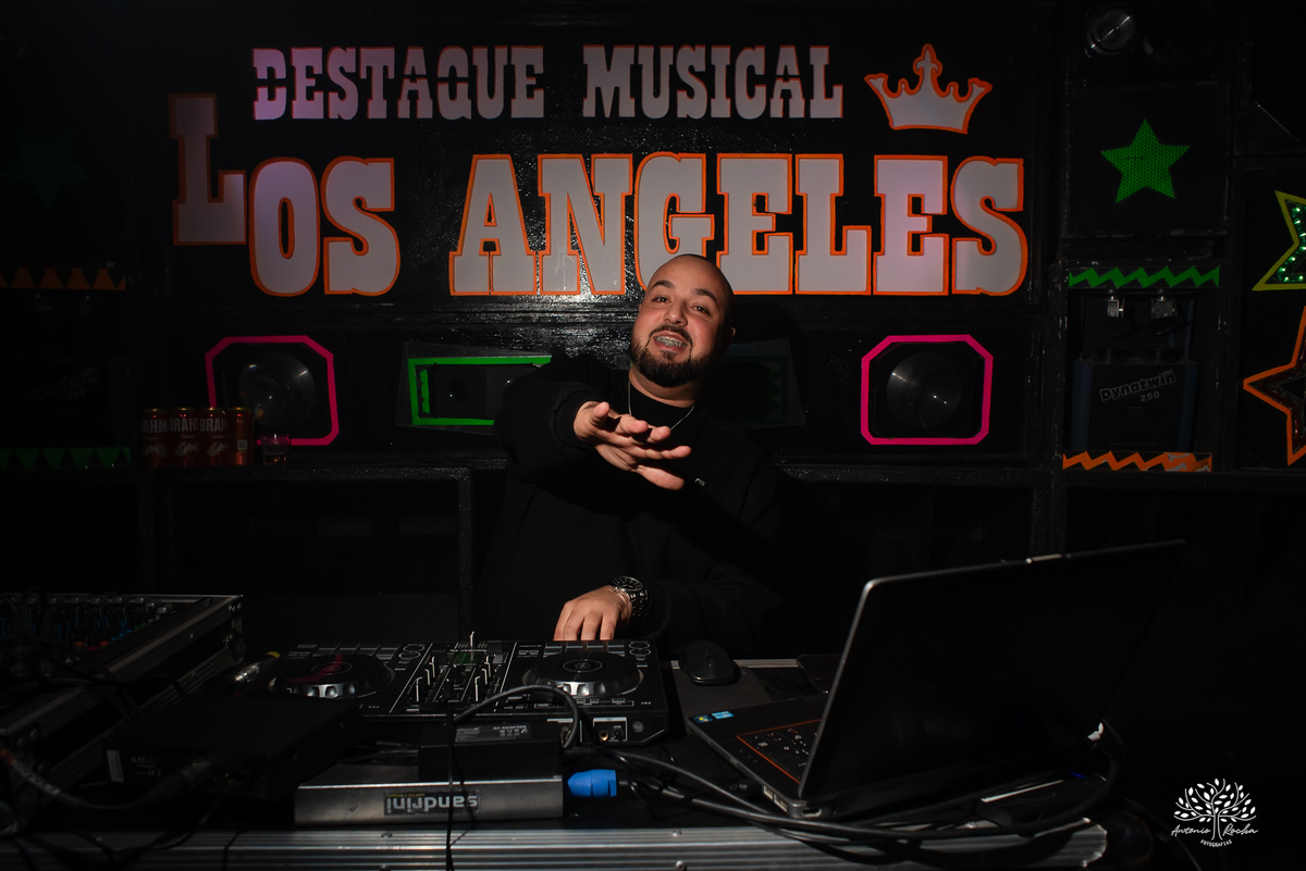 40 anos - festa retrô - discoteca anos 80 - fotografia de eventos e aniversários - fotógrafo em Pelotas - festa temática - pista de dança - luzes coloridas - bola espelhada - música clássica - nostalgia - registros fotográficos - Antonio Rocha Fotografias