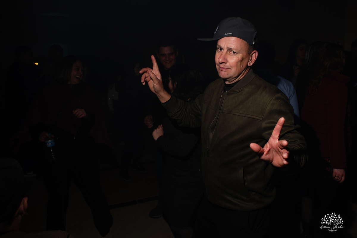 40 anos - festa retrô - discoteca anos 80 - fotografia de eventos e aniversários - fotógrafo em Pelotas - festa temática - pista de dança - luzes coloridas - bola espelhada - música clássica - nostalgia - registros fotográficos - Antonio Rocha Fotografias