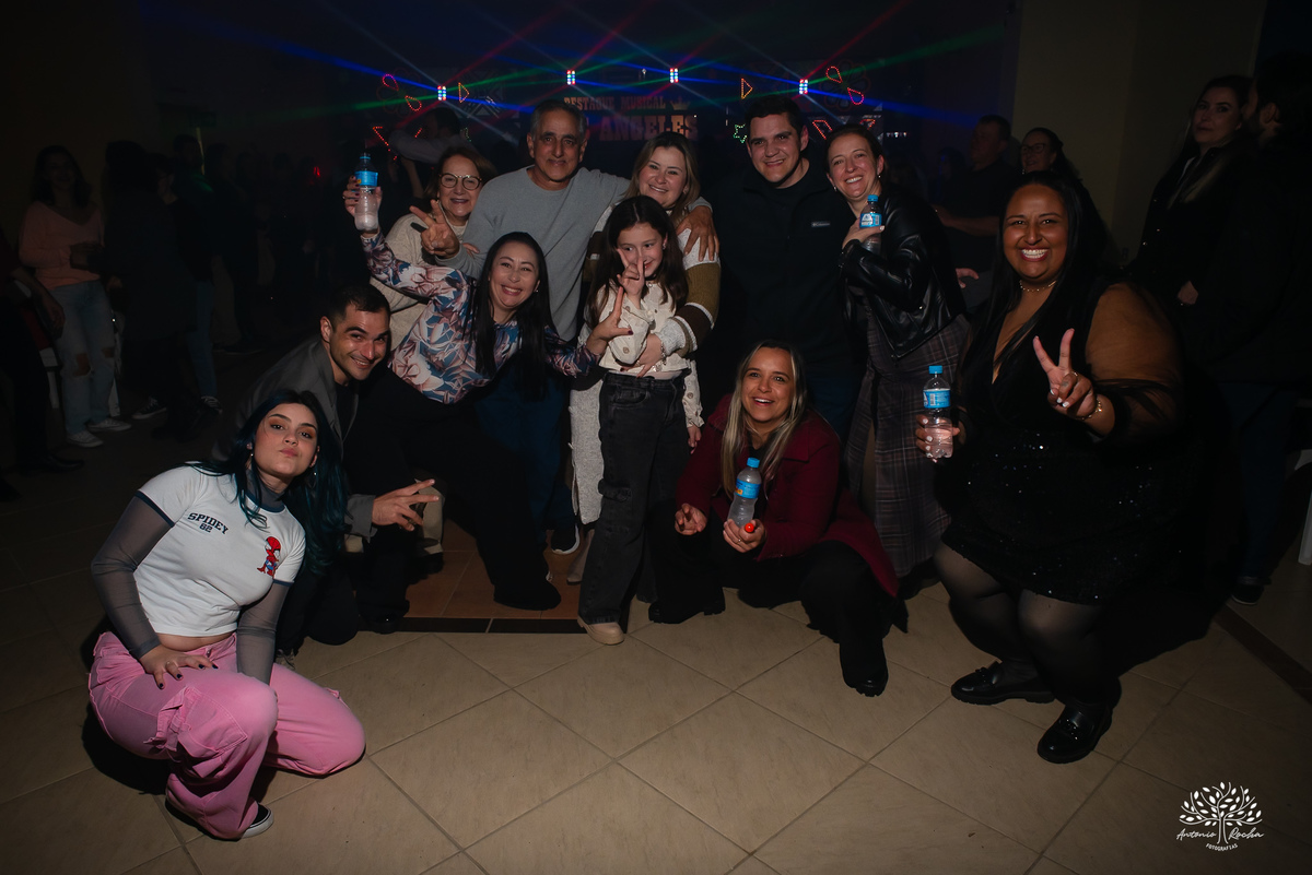 40 anos - festa retrô - discoteca anos 80 - fotografia de eventos e aniversários - fotógrafo em Pelotas - festa temática - pista de dança - luzes coloridas - bola espelhada - música clássica - nostalgia - registros fotográficos - Antonio Rocha Fotografias