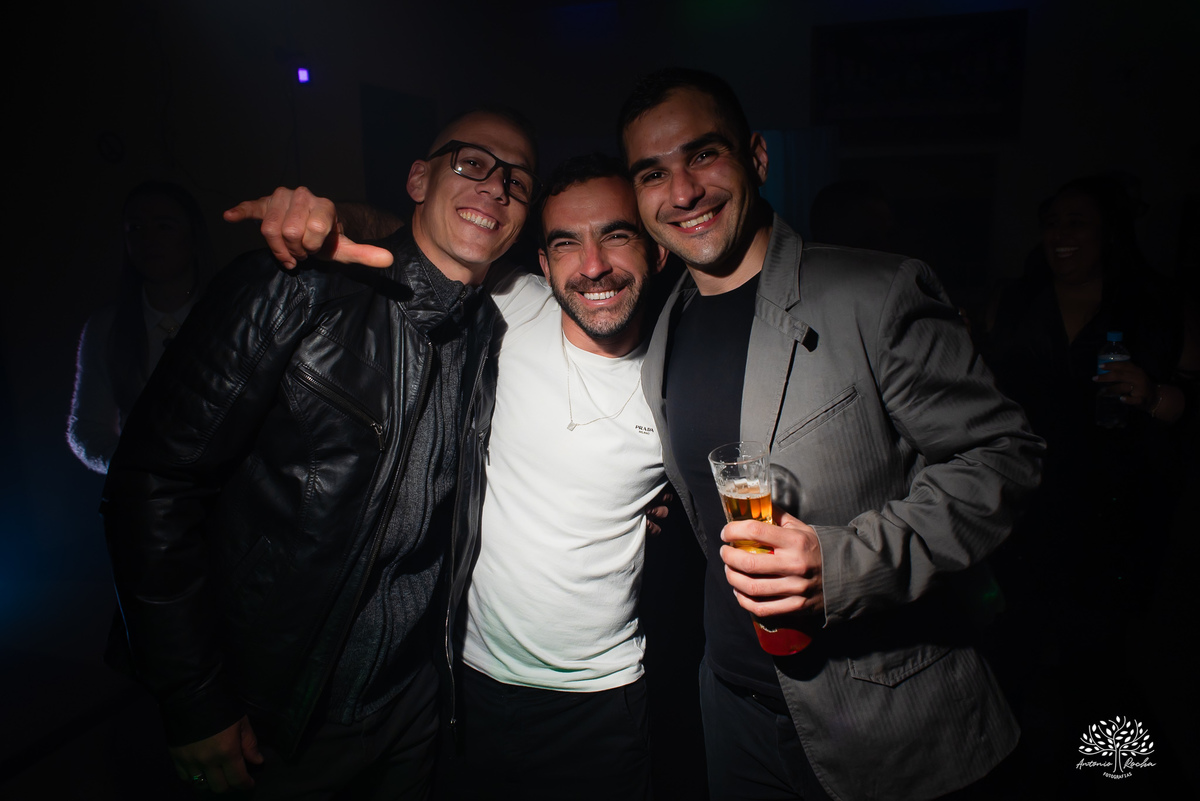 40 anos - festa retrô - discoteca anos 80 - fotografia de eventos e aniversários - fotógrafo em Pelotas - festa temática - pista de dança - luzes coloridas - bola espelhada - música clássica - nostalgia - registros fotográficos - Antonio Rocha Fotografias