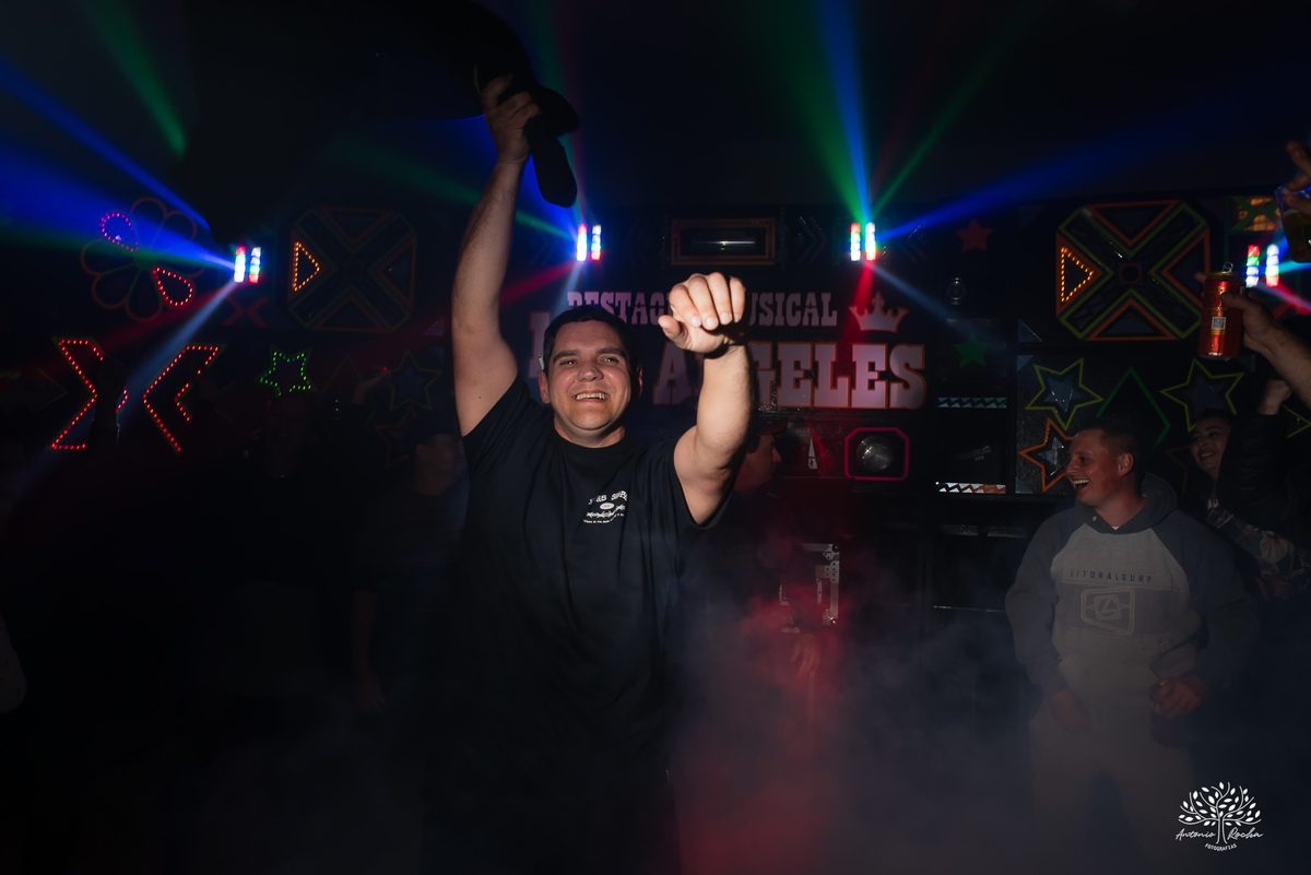 40 anos - festa retrô - discoteca anos 80 - fotografia de eventos e aniversários - fotógrafo em Pelotas - festa temática - pista de dança - luzes coloridas - bola espelhada - música clássica - nostalgia - registros fotográficos - Antonio Rocha Fotografias