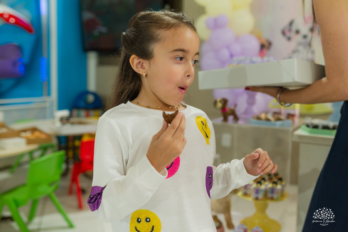 aniversário infantil - fotografia infantil - fotógrafa infantil - festa de aniversário - fotógrafa de família - história em família - infância - festa da Teté - bolo de aniversário - fotógrafo em Pelotas - Antonio Rocha Fotografias – tio Guigui – renata 