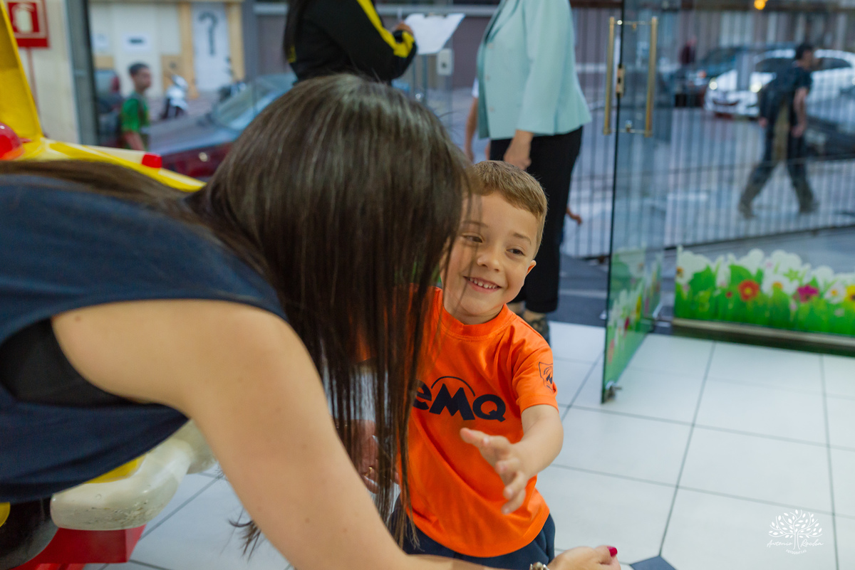 aniversário infantil - fotografia infantil - fotógrafa infantil - festa de aniversário - fotógrafa de família - história em família - infância - festa da Teté - bolo de aniversário - fotógrafo em Pelotas - Antonio Rocha Fotografias – tio Guigui – renata 