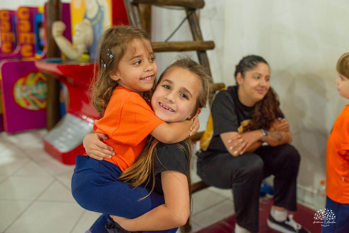 aniversário infantil - fotografia infantil - fotógrafa infantil - festa de aniversário - fotógrafa de família - história em família - infância - festa da Teté - bolo de aniversário - fotógrafo em Pelotas - Antonio Rocha Fotografias – tio Guigui – renata 